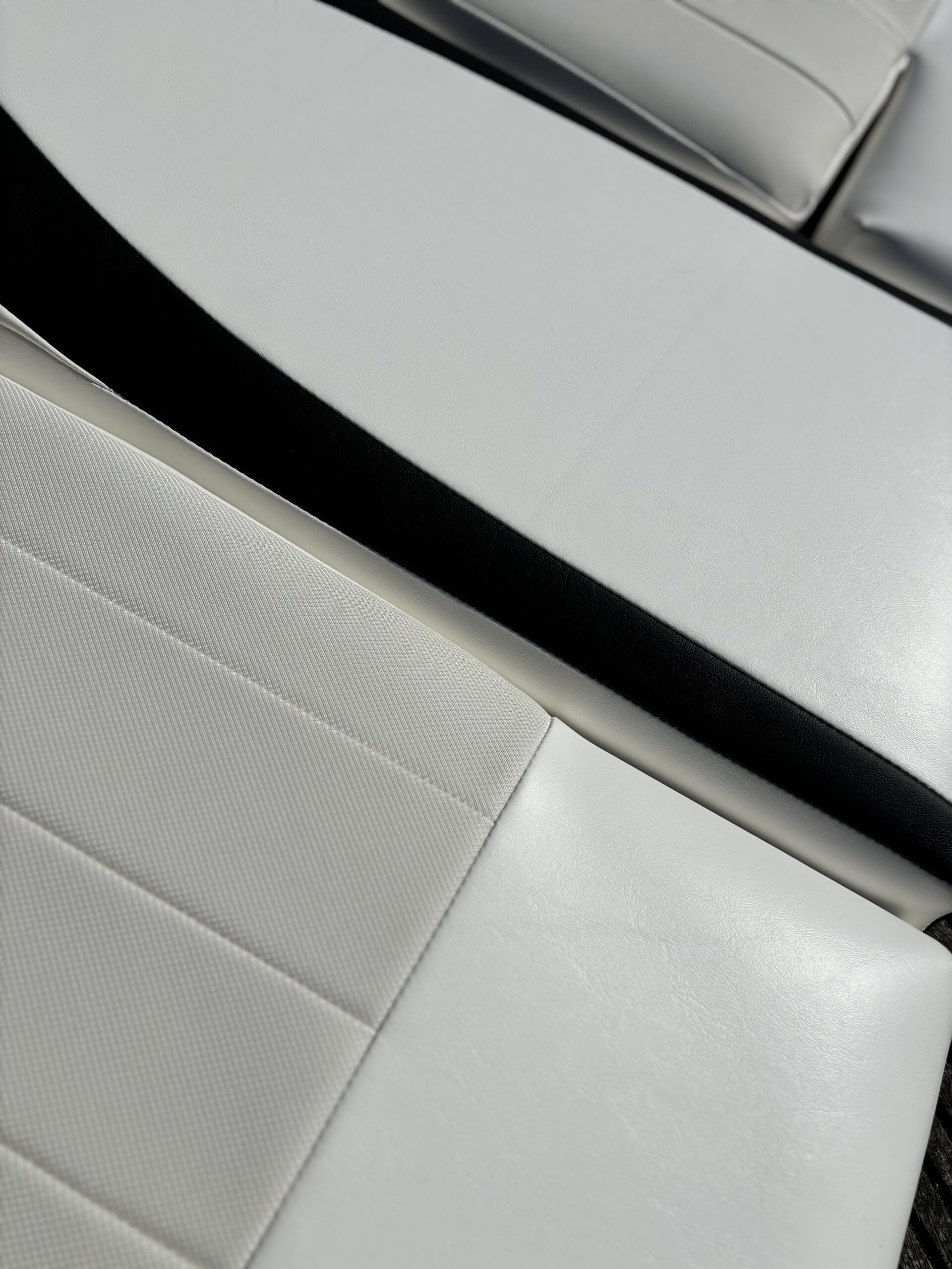 Stoffering bootkussens Aalsmeer Ma2s Aalsmeer Zeilmakerij Ma2s Bootkussens naaien, Decontaminatie- douches, Nederland, Markiezen herbekleden