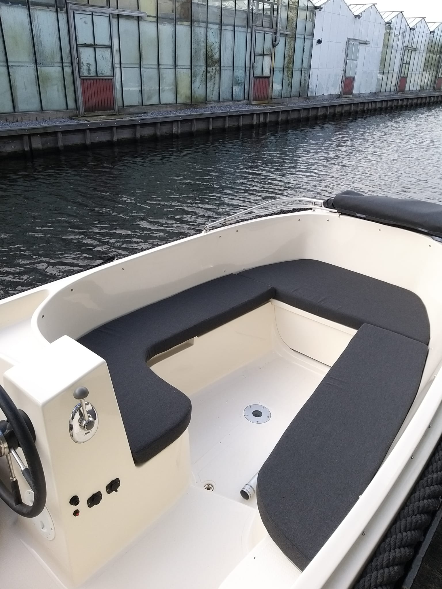 Bootkussens Aalsmeer gemaakt door Ma2sAalsmeer Zeilmakerij Ma2s Bootkussens naaien, Decontaminatie- douches, Nederland, Markiezen herbekleden