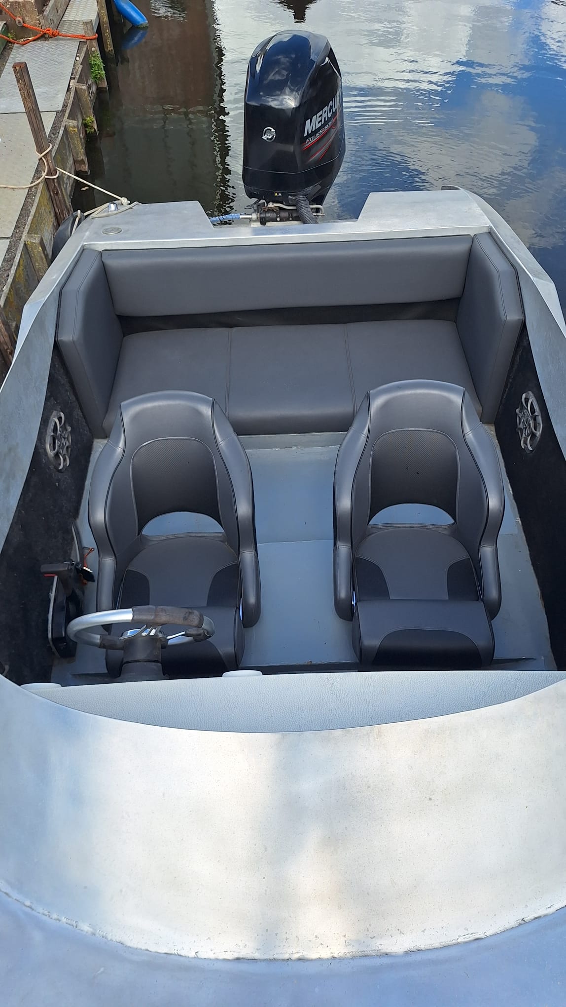 Bootkussens stoffering Ma2s AalsmeerAalsmeer Zeilmakerij Ma2s Bootkussens naaien, Decontaminatie- douches, Nederland, Markiezen herbekleden