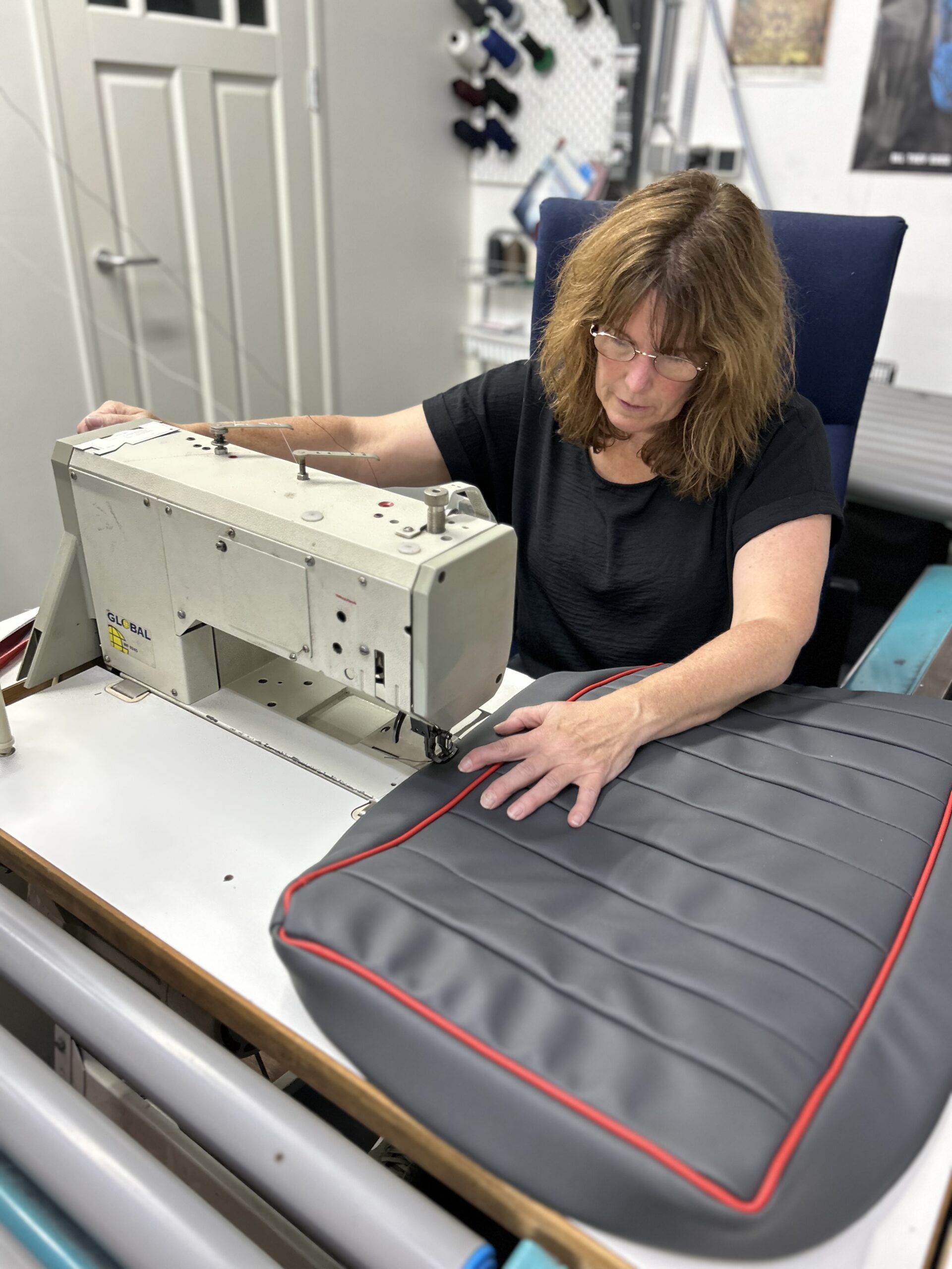 Aalsmeer Ma2s medewerkster Inge de Groote Aalsmeer Zeilmakerij Ma2s Bootkussens en Bootkappen naaien, reparaties in Nederland