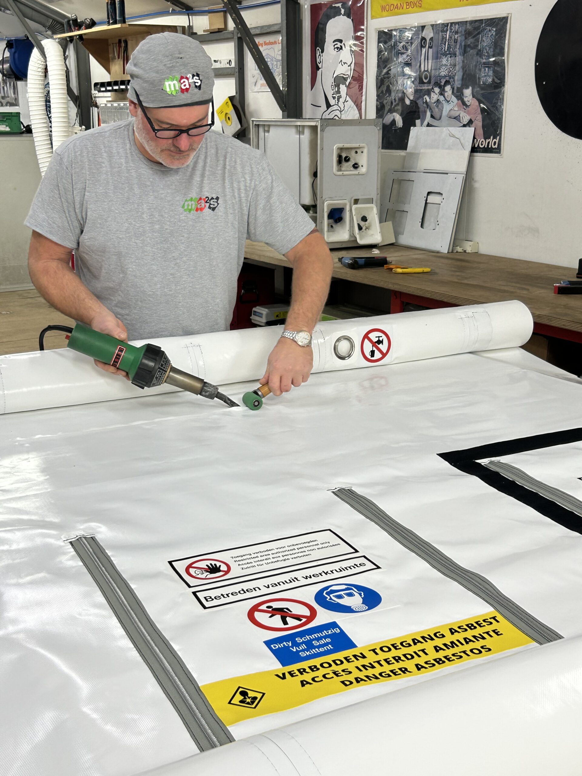 Aalsmeer Ma2s medewerker Raymond Maas Aalsmeer Zeilmakerij Ma2s Bootkussens naaien, Decontaminatie- douches, Nederland